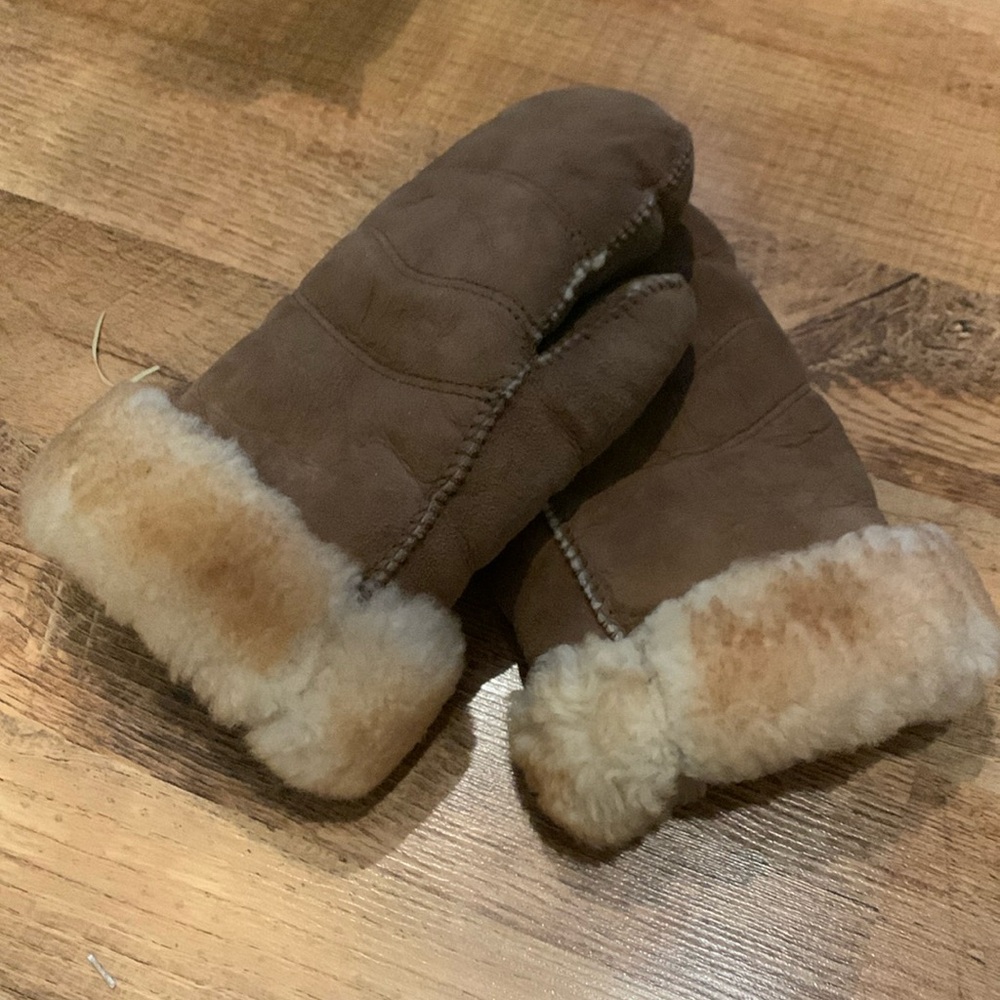 Hand crafter suede mitts